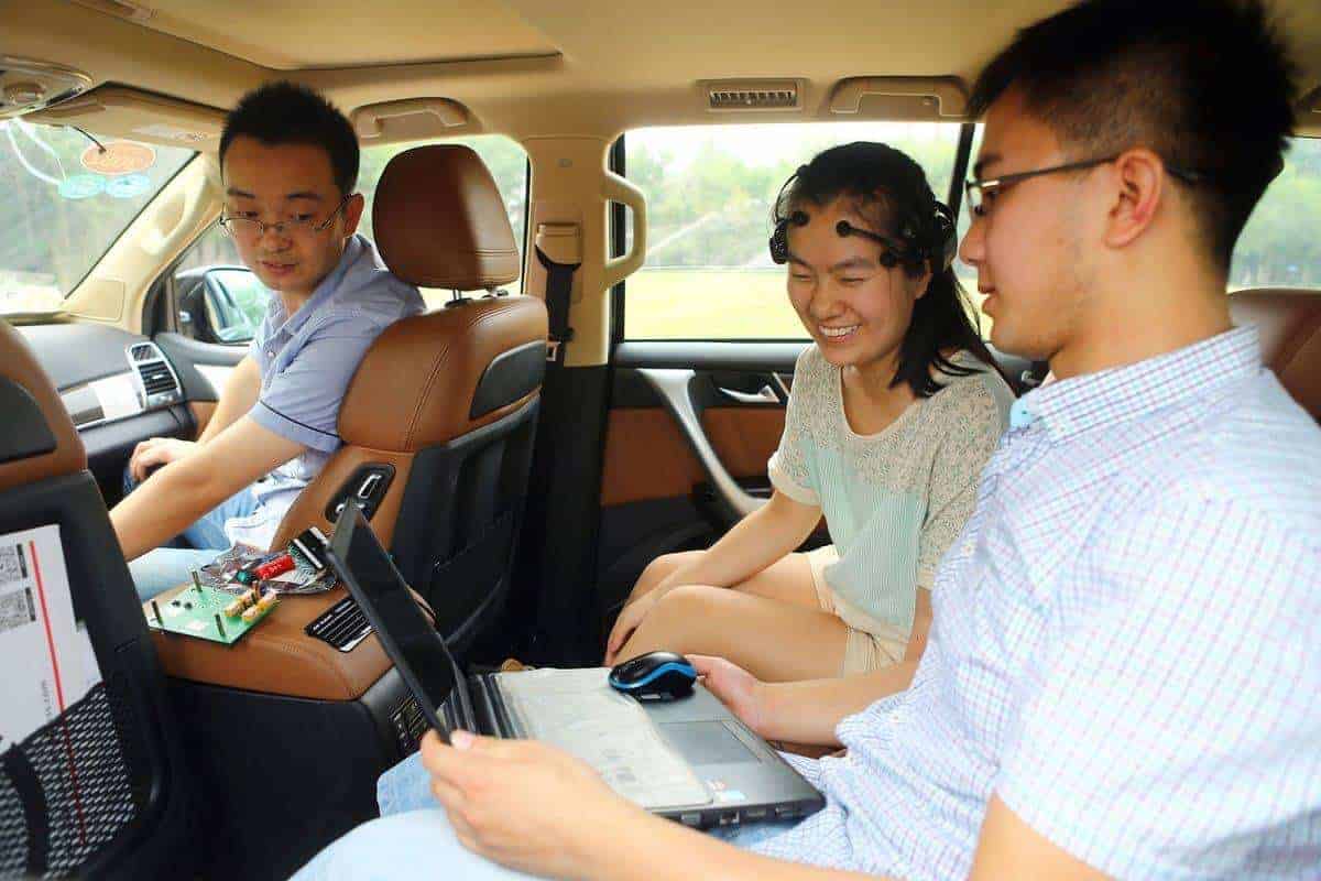 El auto controlado por la mente siendo probado en la Universidad Nankai en Tianjin, China