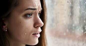 Lágrimas de tristeza y dolor corren por nuestras mejillas