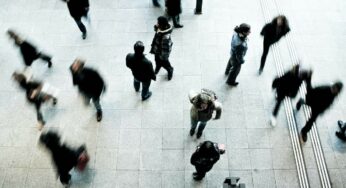 Relacionarse con gente de la misma edad puede reducir las muertes por COVID-19