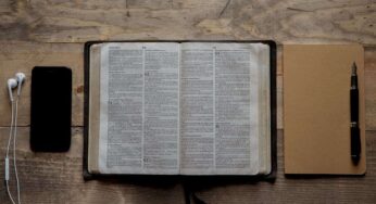 Una Biblia abierta con un corazón lejos de Dios