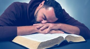 4 razones por las que te da sueño leer la Biblia
